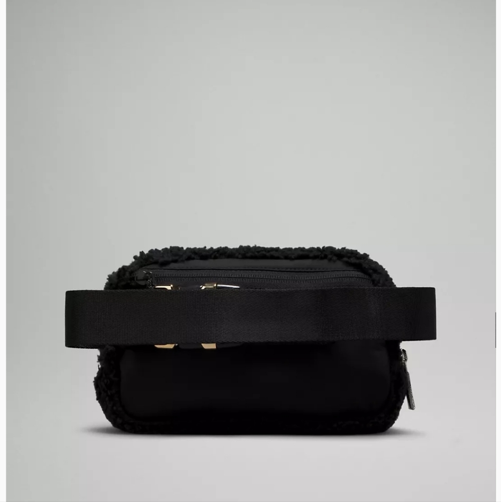 ๐ HOST PICK ๐ LULULEMON EVERYWHERE BELT BAG 1L BLACK AND GOLD FLEECE ๐ค๐ - Picture 3 of 9